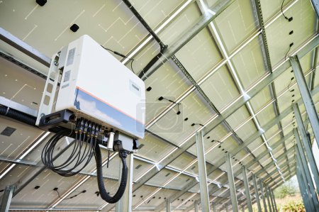 Tuning auf Solarzellen. Vorbereitung des Solar-Wechselrichters auf die Arbeit. Neuer PV-Wechselrichter wandelt Ausgangsstrom in Wechselstrom um.