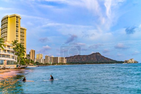 Foto de Honolulu, Waikiki, Hawaii - 26 de abril de 2022 Colorida playa de Waikiki Surfistas Nadadores Noche Diamond Head Hotels Honolulu Hawaii - Imagen libre de derechos