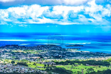 Foto de Colorido Kaneohe City Bay Rainstorm Coming Nuuanu Pali Outlook Koolau Mountain Oahu Hawaii Built 1958 Site Bloody Nuuanu Battle which Made Kamehameha I King View Windward Oahu - Imagen libre de derechos