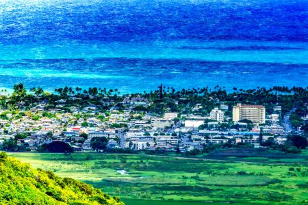 Foto de Colorida ciudad de Kailua Nuuanu Pali Perspectivas Verde Cordillera de Koolau Oahu Hawaii Construido 1958 Sitio Sangrienta batalla de Nuuanu Que hizo Kamehameha I Rey Vista Barlovento Noreste de Oahu - Imagen libre de derechos