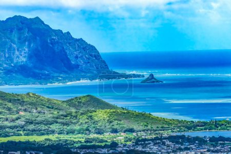 Téléchargez les photos : Chapeau chinois coloré île Kaneohe Bay De Nuuanu Pali Outlook Green Mountain Range Oahu Hawaii Construit 1958 - en image libre de droit