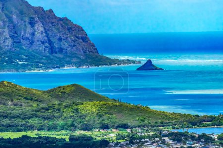 Téléchargez les photos : Chapeau chinois coloré île Kaneohe Bay De Nuuanu Pali Outlook Green Mountain Range Oahu Hawaii Construit 1958 - en image libre de droit
