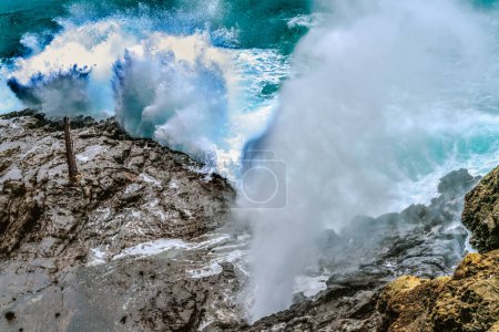 Foto de Colorido Halona Lava Blowhole Halona Point Oahu Hawaii Waves roll in rock formation shoots sea spray in the air - Imagen libre de derechos
