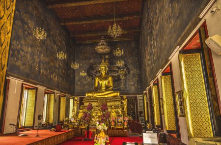 Foto de Bangkok, Tailandia - 6 de febrero de 2023 Orando Buda Dorado en el Templo Budista Wat Ratchanaddaram Worawihan Bangkok Tailandia. Construido en 1864 por el rey Rama III. - Imagen libre de derechos