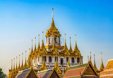 Foto de Loha Prasat Metal Castlle Buddhist Temple Wat Ratchanaddaram Worawihan Bangkok Tailandia. Construido en 1846. 37 Spires para 37 virtudes budistas para alcanzar la iluminación. - Imagen libre de derechos