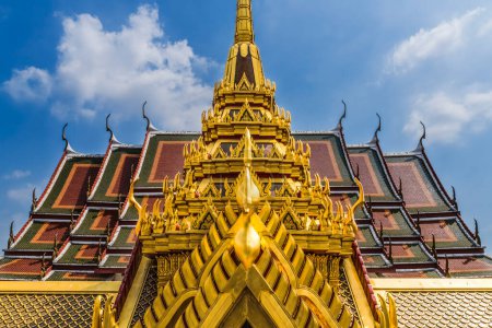 Foto de Adornado Spire Cllose Loha Prasat Metal Castlle Buddhist Temple Wat Ratchanaddaram Worawihan Bangkok Tailandia. Construido en 1846. 37 Spires para 37 virtudes budistas para alcanzar la iluminación. - Imagen libre de derechos