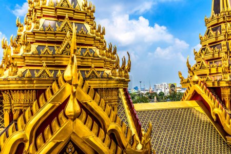 Foto de Ornate Spires Close Paisaje urbano Loha Prasat Metal Castlle Buddhist Temple Wat Ratchanaddaram Worawihan Bangkok Tailandia. Construido en 1846. 37 Spires para 37 virtudes budistas para alcanzar la iluminación. - Imagen libre de derechos