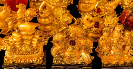 Foto de Estatuas de oro Barco de pescado Estudiosos chinos Artesanías Mercado Budista Templo Wat Ratchanaddaram Bangkok Tailandia. - Imagen libre de derechos