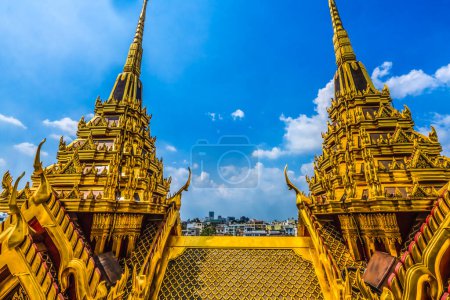 Foto de Ornate Spires Close Paisaje urbano Loha Prasat Castillo de metal Templo budista Wat Ratchanaddaram Worawihan Bangkok Tailandia. Construido en 1846. 37 Spires para 37 virtudes budistas para alcanzar la iluminación. - Imagen libre de derechos