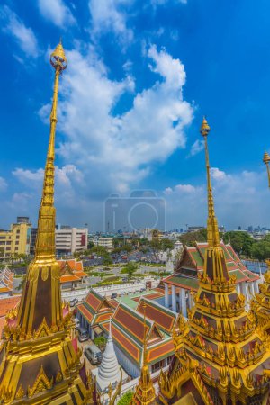 Foto de Spires Temple Loha Prasat Metal Castlle Buddhist Temple Wat Ratchanaddaram Worawihan Bangkok Tailandia. Construido en 1846. 37 Spires para 37 virtudes budistas para alcanzar la iluminación. - Imagen libre de derechos