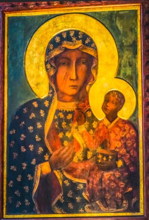 Téléchargez les photos : Jasna Gora, Pologne - avril 25, 2023 Copie bien connue Black Madonna Virgin Mary Icon Jasna Gora Pologne. Copie peinte est abstraite manquant de nombreux détails dans le visage de Marie dans l'icône réelle. Symbole polonais - en image libre de droit