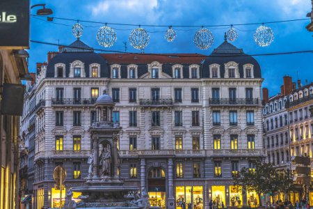 Foto de Lyon, Francia - 5 de enero de 2022 Coloridas decoraciones navideñas iluminadas Street Place de Jacobins Square Buildings Fachadas Paisaje urbano Lyon Francia - Imagen libre de derechos