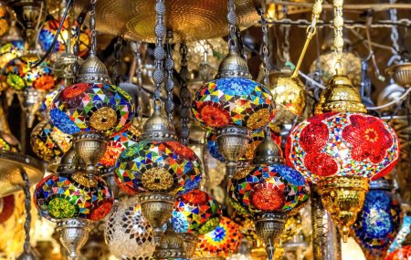 Foto de Coloridas lámparas de mosaico tradicionales turcas Adornos Gran Bazar Estambul Turquía. Las lámparas de mosaico tradicionales estaban en mezquitas y tumbas turcas. La luz representa la presencia divina y la luz del Corán. - Imagen libre de derechos