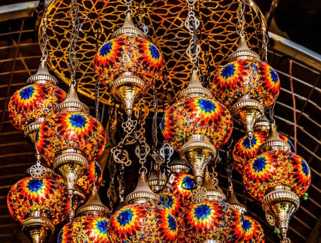 Foto de Coloridas lámparas de mosaico tradicionales turcas Adornos Gran Bazar Estambul Turquía. Las lámparas de mosaico tradicionales estaban en mezquitas y tumbas turcas. La luz representa la presencia divina y la luz del Corán. - Imagen libre de derechos
