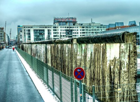 Téléchargez les photos : Restes du mur de Berlin Neige Parc public d'hiver Mur de Berlin. Mur séparant Berlin-Ouest de Berlin-Est de l'Allemagne de l'Est de 1961 à 1989 pour empêcher les Allemands de l'Est de Berlin-Est et d'Allemagne de l'Est communistes de fuir vers Berlin-Ouest démocratique et Berlin-Ouest - en image libre de droit