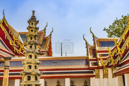 Foto de Pagoda Pavilion Roofs Phra Rabiang Wat Pho Po Temple Complex Bangkok Tailandia. Templo construido en 1600. Phra contiene muchos buddhas históricos históricos de toda Tailandia. - Imagen libre de derechos