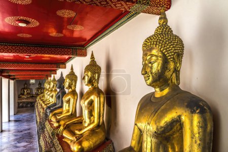 Foto de Bangkok, Tailandia - 5 de febrero de 2023 Phra Rabiang Wat Pho Po Temple Complex Bangkok Tailandia. Templo construido en 1600. Phra contiene muchos buddhas históricos históricos de toda Tailandia. - Imagen libre de derechos