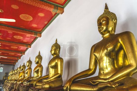 Foto de Bangkok, Tailandia - 5 de febrero de 2023 Phra Rabiang Wat Pho Po Temple Complex Bangkok Tailandia. Templo construido en 1600. Phra contiene muchos buddhas históricos históricos de toda Tailandia. - Imagen libre de derechos