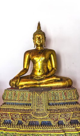 Foto de Bangkok, Tailandia - 5 de febrero de 2023 Budas doradas decoradas coloridas Phra Rabiang Wat Complejo de templos Pho Po Bangkok Tailandia. Templo construido en 1600. Phra contiene muchos buddhas históricos históricos de toda Tailandia. - Imagen libre de derechos