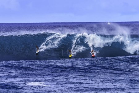 Téléchargez les photos : Honolulu, Hawaï - janvier 2, 2023 Surfeurs Surf Large Wave Waimea Bay North Shore Oahu Hawaii. La baie de Waimea est célèbre pour ses vagues de surf. Ce jour-là, les vagues étaient de 15 à 20 pieds de haut. - en image libre de droit