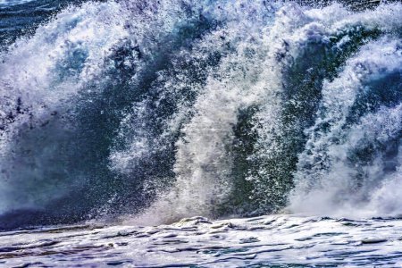 Téléchargez les photos : Grandes vagues Waimea Bay Côte-Nord Oahu Hawaii. La baie de Waimea est célèbre pour ses vagues de surf. Ce jour-là, les vagues étaient de 15 à 20 pieds de haut. - en image libre de droit