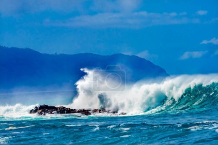 Téléchargez les photos : Large Waves Rock Surf Waimea Bay Côte-Nord Oahu Hawaii. La baie de Waimea est célèbre pour ses vagues de surf. Ce jour-là, les vagues étaient de 15 à 20 pieds de haut. - en image libre de droit