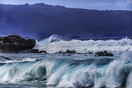 Téléchargez les photos : Regarder les grandes vagues Rochers Baie de Waimea Côte-Nord Oahu Hawaï. La baie de Waimea est célèbre pour ses vagues de surf. Ce jour-là, les vagues étaient de 15 à 20 pieds de haut. - en image libre de droit