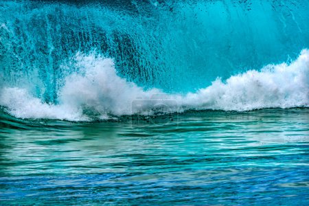 Téléchargez les photos : Regarder la grande vague Waimea Bay North Shore Oahu Hawaii. La baie de Waimea est célèbre pour ses vagues de surf. Ce jour-là, les vagues étaient de 15 à 20 pieds de haut. - en image libre de droit