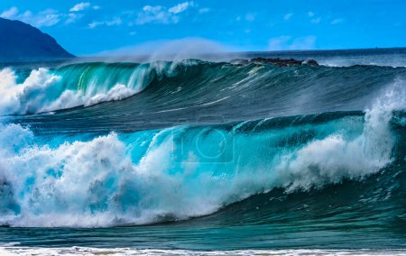 Téléchargez les photos : Regarder les grandes vagues Waimea Bay North Shore Oahu Hawaii. La baie de Waimea est célèbre pour ses vagues de surf. Ce jour-là, les vagues étaient de 15 à 20 pieds de haut. - en image libre de droit