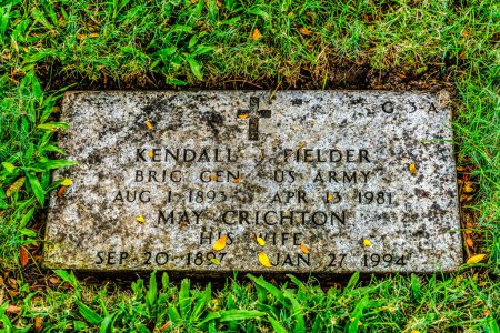 Foto de Honolulu, Hawaii - 2 de enero de 2023 Kendall Fielder Grave Punchbowl National Cemetery Pacific Honolulu Oahu Hawaii. Brigadier General Head Army Intelligence Pearl Harbor. Testificó a favor de la estadidad de Hawai. Forma ayudada famosa 442ª Brigada. - Imagen libre de derechos
