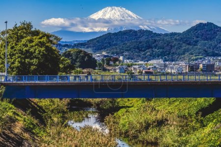 Foto de Coloridos pequeños edificios de puente Rural nevado Monte Fuji Montaña Hiratuska Kanwagawa Japón. La montaña más alta de Japón a más de 12.000 pies. El monte Fuji es un símbolo de Japón. - Imagen libre de derechos