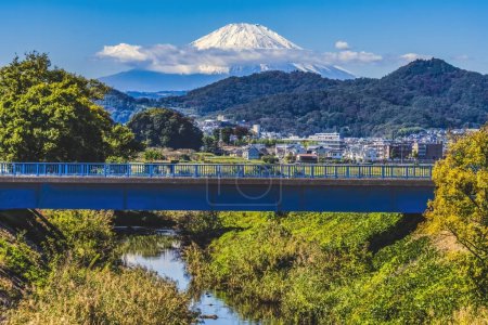 Foto de Colorido otoño Pequeño Puente Edificios Rural nevado Monte Fuji Montaña Hiratuska Kanwagawa Japón. La montaña más alta de Japón a más de 12.000 pies. El monte Fuji es un símbolo de Japón. - Imagen libre de derechos