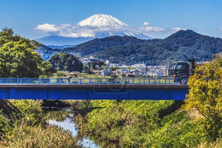 Foto de Camión colorido Pequeño Puente Edificios Rural Nevado Monte Fuji Montaña Hiratuska Kanwagawa Japón. La montaña más alta de Japón a más de 12.000 pies. El monte Fuji es un símbolo de Japón. - Imagen libre de derechos