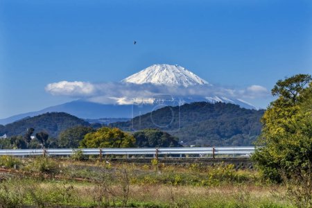 Foto de Colorido nevado Monte Fuji Mountain Airplane Street Hiratuska Kanwagawa Japón. La montaña más alta de Japón a más de 12.000 pies. El monte Fuji es un símbolo de Japón. - Imagen libre de derechos