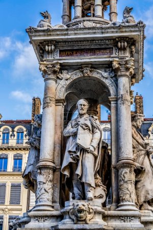 Grard Audran Statue Jabobins Fountain Place Des Jacobins Buildings Cityscape Lyon Frankreich. Brunnen berühmter französischer Künstler 1885 installiert. Bildhauer Gaspard Andr und Charles Degeorge starben Ende des 19. Jahrhunderts.