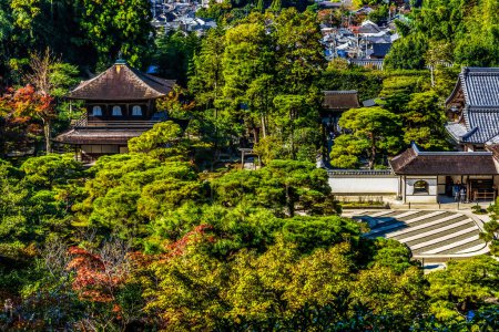 Coloré Kannon Hall Rock Garden Ginkakuji Silver Pavilion Zen Buddhist Temple Park Cityscape Kyoto Japon. Aussi connu sous le nom de Temple Jishoji de la Miséricorde Brillante. Construit en 1460 par Ashikaga Yoshimasa.