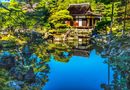 Bunte Garten Teich Reflexion Togudo Hall Ginkakuji Silber Pavillon Tempel Park Kyoto Japan. Auch Jishoji Tempel der Leuchtenden Barmherzigkeit. Erbaut 1460. Hall Residenz des pensionierten Shogun Ashikaga Yoshimasa.