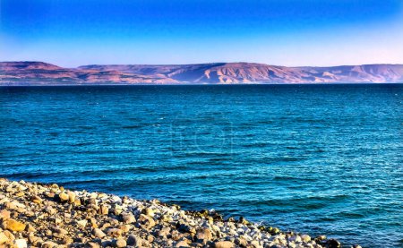 Foto de Mar de Galilea Capernum Israel desde la Casa de San Pedro. Vista desde el mar fuera de la Casa de Pedro, donde Jesucristo caminó. - Imagen libre de derechos