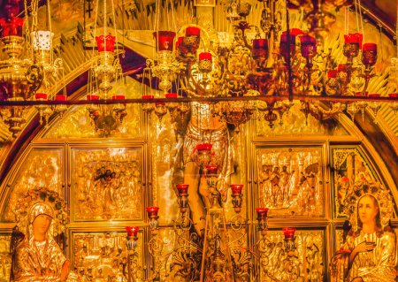 Foto de Jerusalén, Israel - 19 de noviembre de 2016 Antiguo retablo Medici Gólgota Crucifixión Sitio Iglesia del Santo Sepulcro Jerusalén Israel. Iglesia ampliada en 1170 dC contiene Jesús Tumba sitio de resurrección y el Gólgota. - Imagen libre de derechos