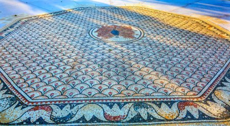Foto de Octágono de pavo real Mosaico de la Iglesia Casa de Pedro Mar de Galilea Cafarnaúm Israel Octágono es símbolo del lugar donde Jesús caminó. Mateo 8: 14-15 - Imagen libre de derechos