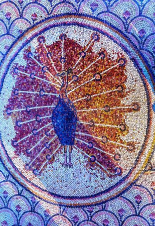 Foto de Octágono de pavo real Mosaico de la Iglesia Casa de Pedro Mar de Galilea Cafarnaúm Israel Octágono es símbolo del lugar donde Jesús caminó. Mateo 8: 14-15 Símbolo del cristianismo - Imagen libre de derechos