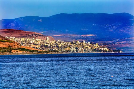Foto de Mar de Galilea Israel Tiberíades en la distancia. Tiberais era una ciudad romana, que podía ser vista por los cristianos
. - Imagen libre de derechos