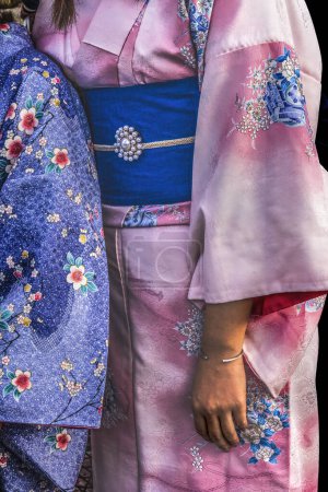 Foto de Kioto, Japón - 13 de noviembre de 2023 Colorido Azul Rosa Tradicional Japonés Kimonos Blue Obi Kiyomizu Buddhist Temple Kioto Japón. Los kimonos son prendas tradicionales japonesas y el vestido nacional de Japón. Muchas mujeres japonesas usan kimonos en los templos. - Imagen libre de derechos