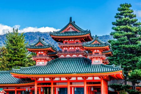 Grand temple shintoïste coloré rouge Soryu-ro Blue Dragon Tower Heian Kyoto Japon. Construit en 1895, le sanctuaire Heian est une copie du palais impérial de l'empereur dans les années 110 à Kyoto..