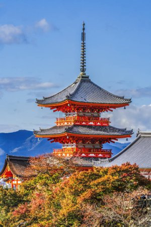 Bunte Herbstbriefe Red Sanjunoto Drei-stöckige Pagode japanische Touristen Kiyomizu buddhistischen Tempel Kyoto Japan. Tempel wurde 778 n. Chr. gegründet. 