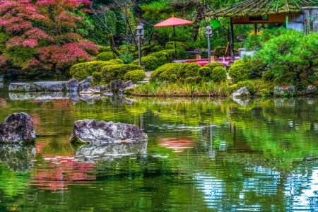 Foto de Colorido otoño otoño jardín agua reflexión Choshin-tei Tea House West Lake Heian santuario sintoísta Kyoto Japón. Construido en 1895 copia del Palacio Imperial de los 1100. - Imagen libre de derechos