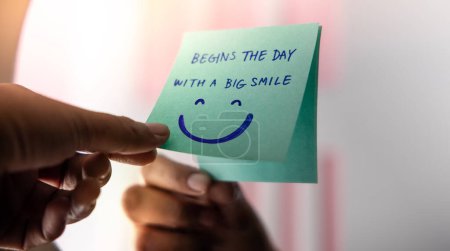 Téléchargez les photos : Beginnings, Start and Mental Health Concept. Note on the Mirror with a Big Smiling Face Cartoon. Remind and Practice to Start the Day with a Positive Mind - en image libre de droit