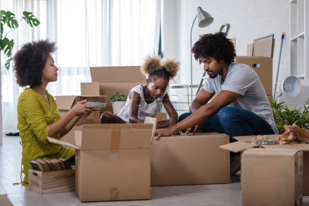 Foto de Familia afroamericana mudándose en nuevo apartamento - Imagen libre de derechos