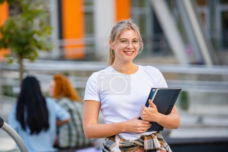 Foto de Retrato de una estudiante sonriente - Imagen libre de derechos
