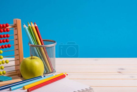 Téléchargez les photos : Fond avec crayons et pomme avec Abacus - en image libre de droit